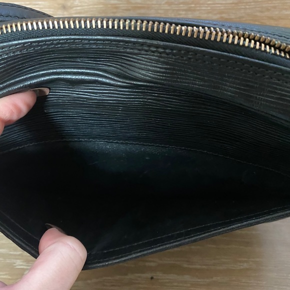 Authentic Louis Vuitton crossbody ❌SOLD❌ - Picture 4 of 16